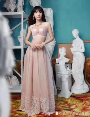 柳巖時尚演繹內衣風采，多色蕾絲盡顯優雅與性感